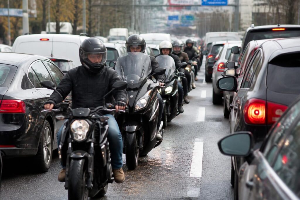découvrez l'état actuel de la réglementation concernant l'interfile à moto en france : règles, conseils et points à respecter pour rouler en toute légalité et sécurité.